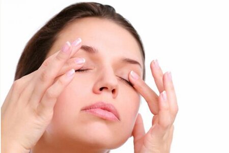 Как делать массаж вокруг глаз?