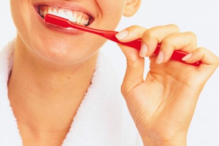 Очищаем зубы от налета полностью: зубная щетка, нить, ирригатор