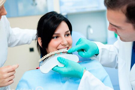 Отбеливание зубов у стоматолога против использования отбеливающих зубных паст