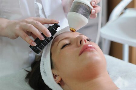 Как выполняется криолифтинг лица в косметологической клинике