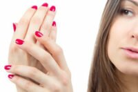 Как уменьшить вред гель-лака для ногтей, кожи рук и здоровья в целом